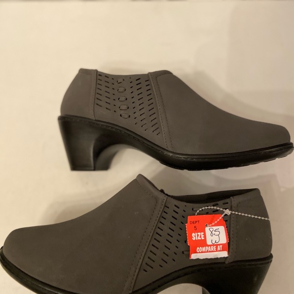 East Streets gray ankle booties size 8.5W NWT - Picture 5 of 7